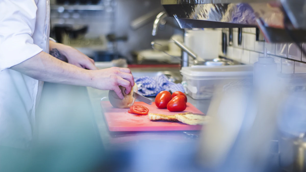 Découpe de tomates sur une planche en cuisine professionnelle, bonnes pratiques d’hygiène et prévention des contaminations croisées