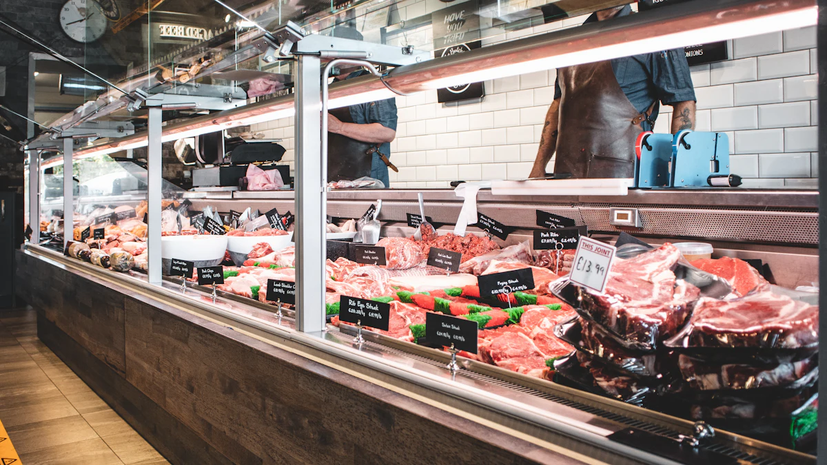 Vitrine réfrigérée d’une boucherie, formation HACCP et Plan de Maîtrise Sanitaire pour les métiers de bouche