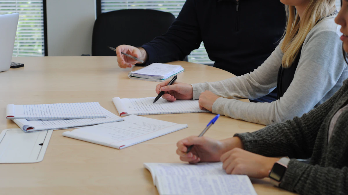 Participants prenant des notes autour d’une table, partie présentielle de la formation hygiène alimentaire