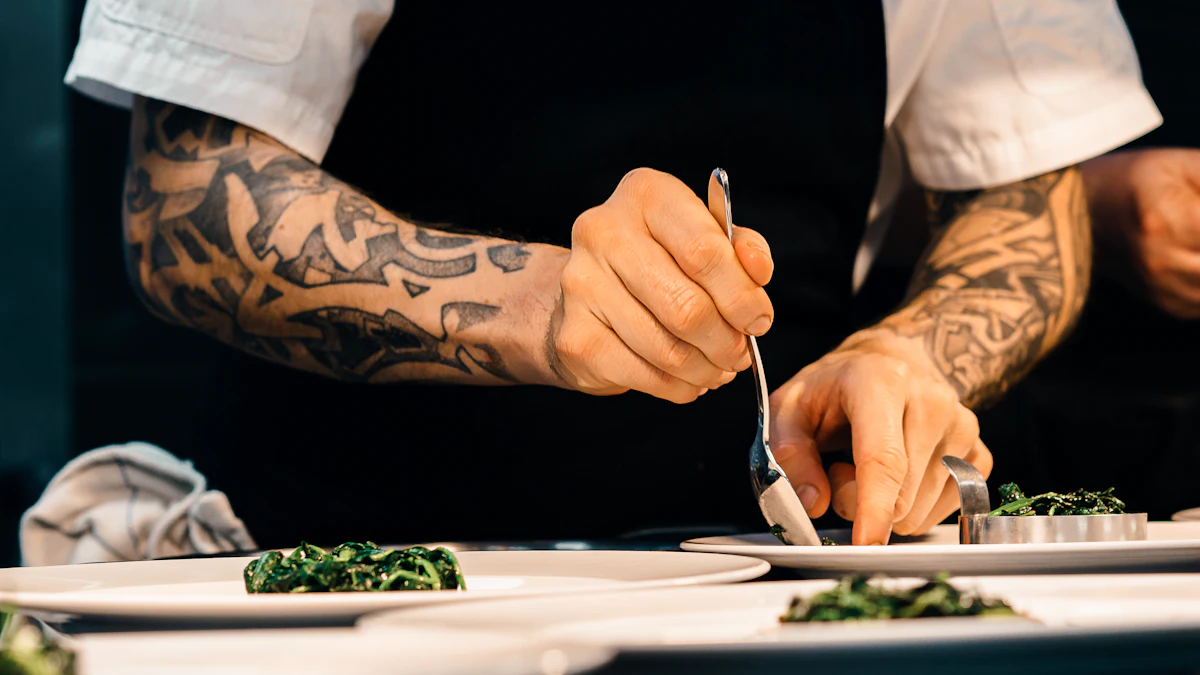 Chef dressant une assiette en cuisine professionnelle, formations hygiène alimentaire et HACCP HygiQuali