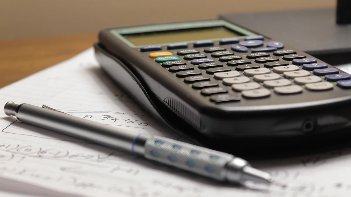 Calculatrice et stylo posés sur un devis : le prix de la formation hygiène alimentaire, avec ou sans financement